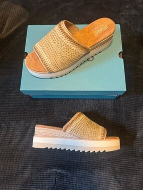 TOMS Tan Raffia Platform Slide Sandals